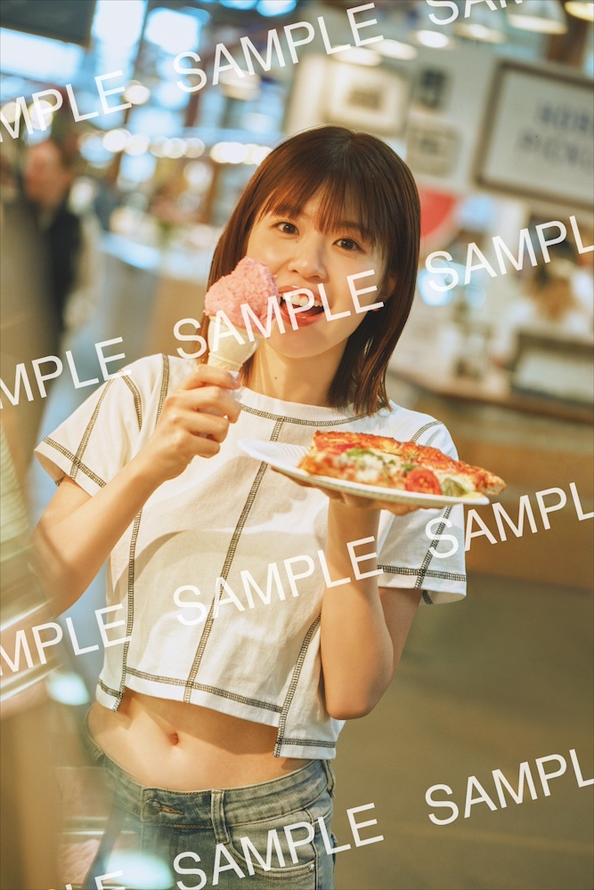 日向坂46・松田好花、ゆる白ニットから美脚があらわ！　写真集先行カット到着