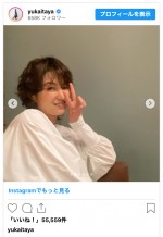 カメラにピースサインを見せる吉瀬美智子　※「板谷由夏」インスタグラム