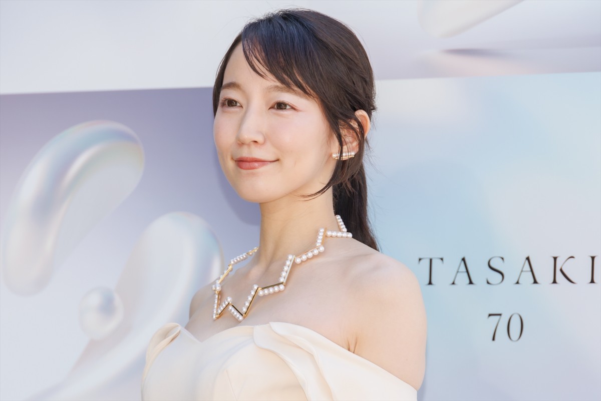 吉岡里帆、エレガントなドレス姿を披露　長期休暇の予定を報告「メキシコの方に行こうかなと」