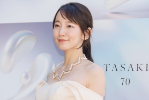 吉岡里帆、TASAKI 70周年アニバーサリー エキシビション「FLOATING SHELL」フォトコールに登場