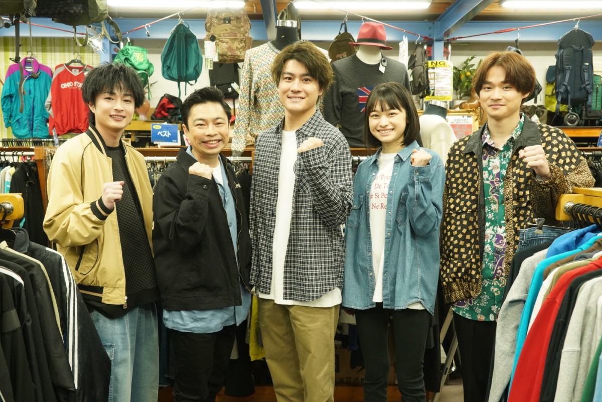 ドラマ『街並み照らすヤツら』クランクインを迎えた(左から)曽田陵介、浜野謙太、森本慎太郎、月島琉衣、萩原護