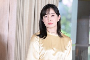 菅野美穂、映画『ディア・ファミリー』家族決起会見に登場