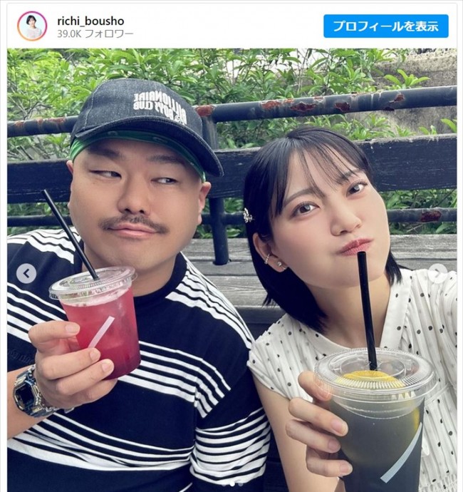 リチとクロちゃんの仲良しデートショット　※「リチ」インスタグラム