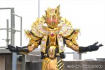 『仮面ライダーガッチャード』第33話に出演する仮面ライダーレジェンド／鳳桜・カグヤ・クォーツ