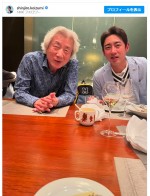【写真】小泉進次郎氏、父・純一郎元首相＆兄・孝太郎の親子2ショ公開「グッとくる一枚」「純一郎先生もお元気そうで何より！」
