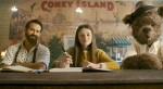 映画『ブルー きみは大丈夫』（左から）ジョン・クラシンスキー監督、ケイリー・フレミング