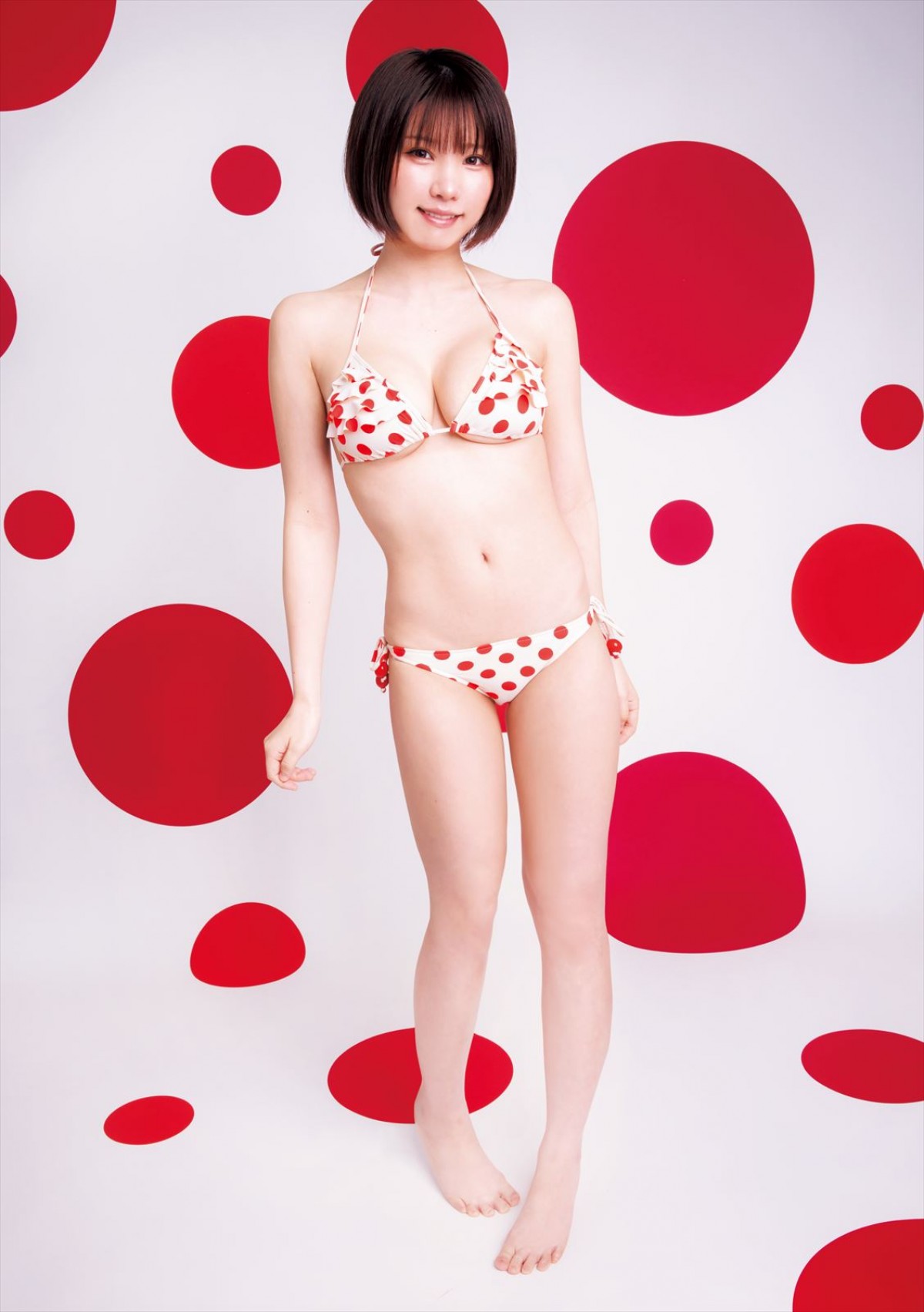 櫻坂46・小島凪紗、ノースリーブシャツで爽やかなグラビア披露