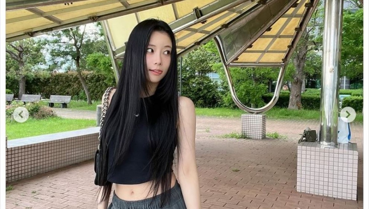 重盛さと美、ヘソチラ＆舌ペロの近影に反響「今日の写真も世界一可愛い
