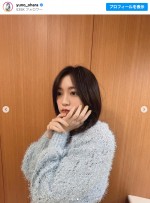 ヘソ出し衣装の大原優乃　※「大原優乃」インスタグラム