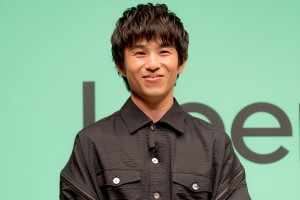 中尾明慶、Uber Eats 新CM公開記念「Uber Eats 博士」認定式に登場