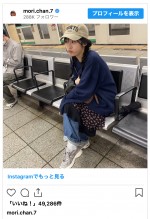 駅のホームで電車を待つ森七菜　※「森七菜」インスタグラム