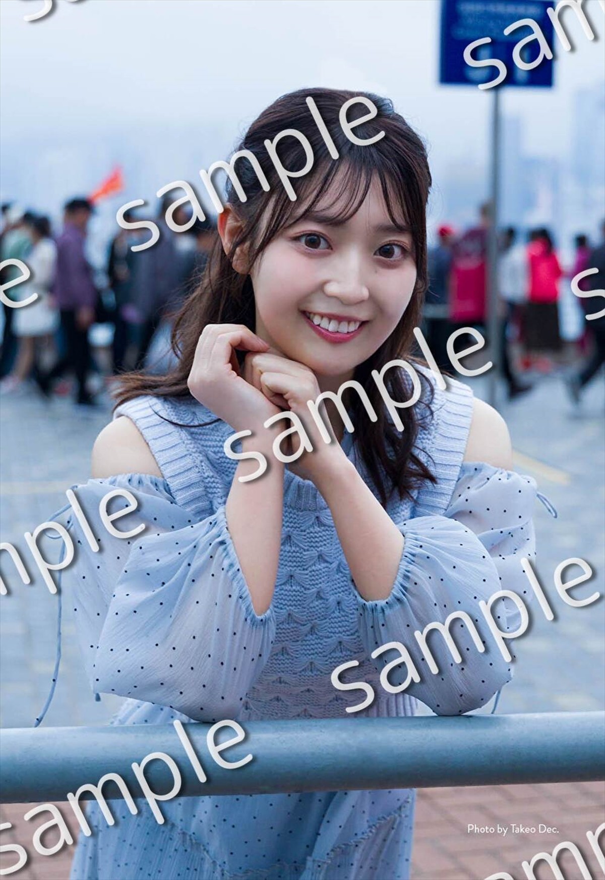 乃木坂46・阪口珠美、リップを塗りながら見つめる視線にドキッ！　1st写真集新カット