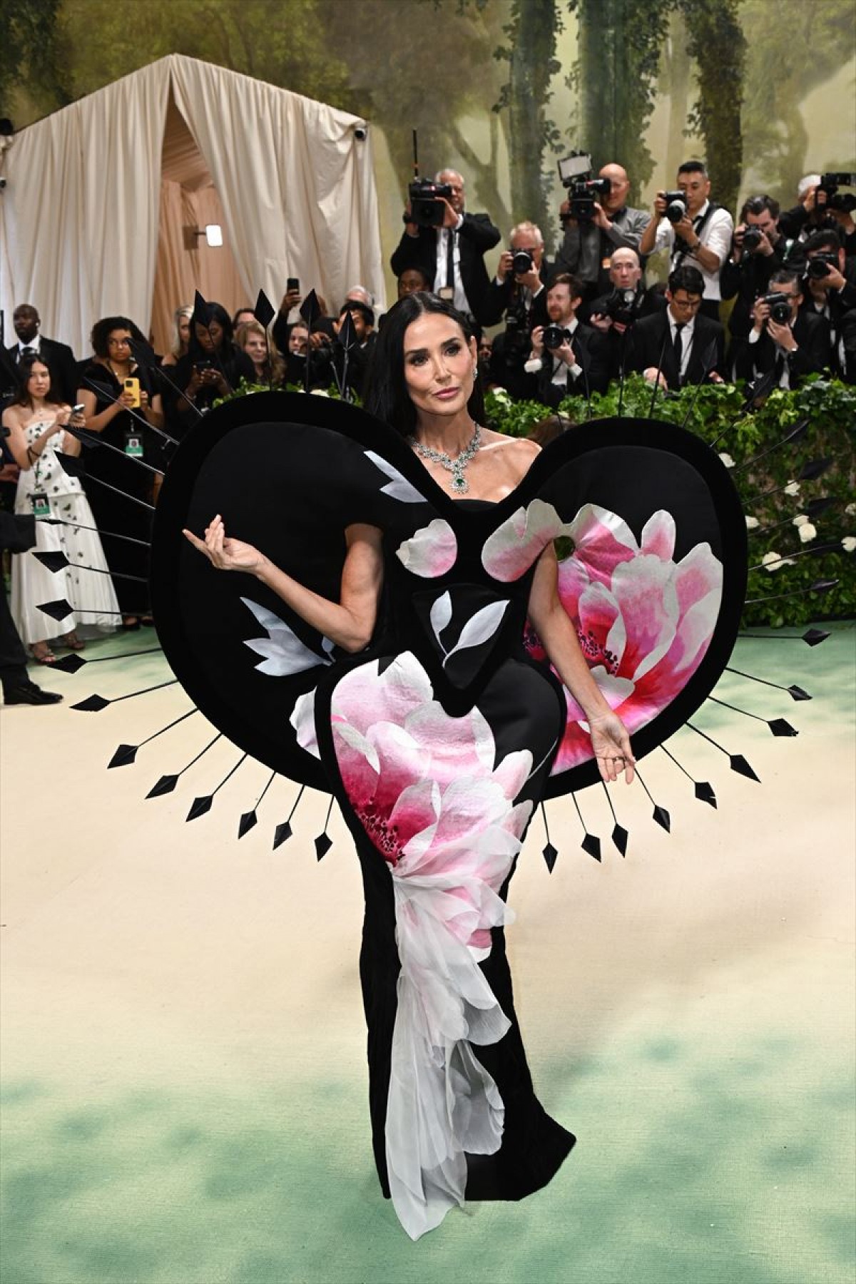 ＜メットガラ2024＞極細ウェストからびしょ濡れルックまで、セレブたちの華麗なるドレスをピックアップ！