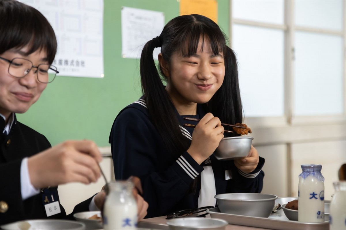映画『おいしい給食 Road to イカメシ』、個性あふれる生徒たちの場面写真＆“甘利田”市原隼人らの表情豊かな新映像2種到着