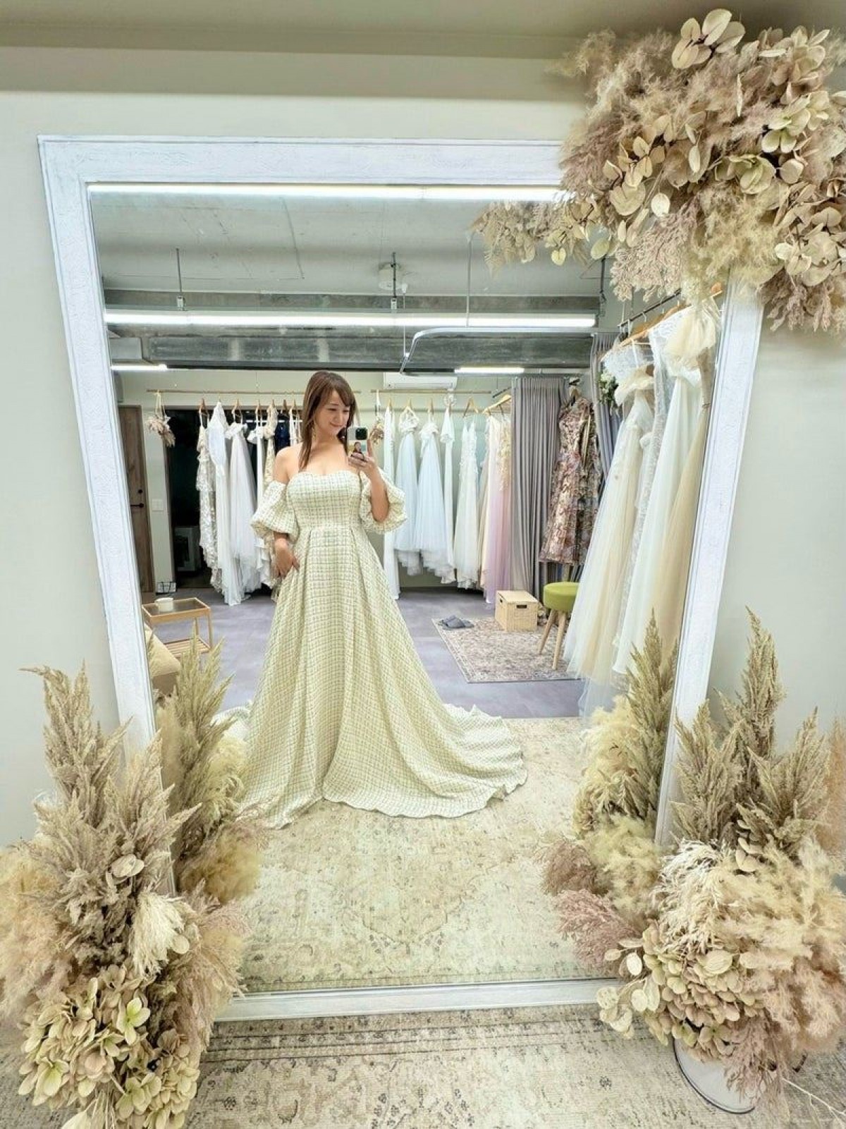 昨年結婚の小松彩夏、美デコルテ際立つウエディングドレス姿「このドレス本当に可愛かった」