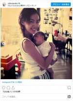 幼い娘を抱きしめる田中律子　※「田中律子」インスタグラム