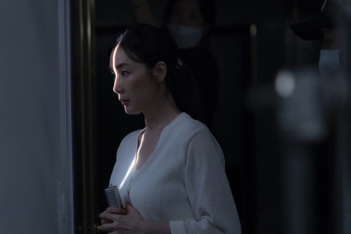 『ニューノーマル』チェ・ジウ演じる“笑うことのできない女性”の姿も　新場面写真公開