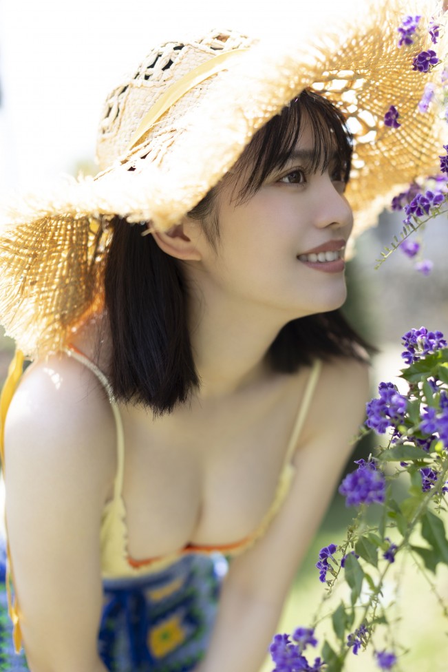 石浜芽衣の1st写真集より