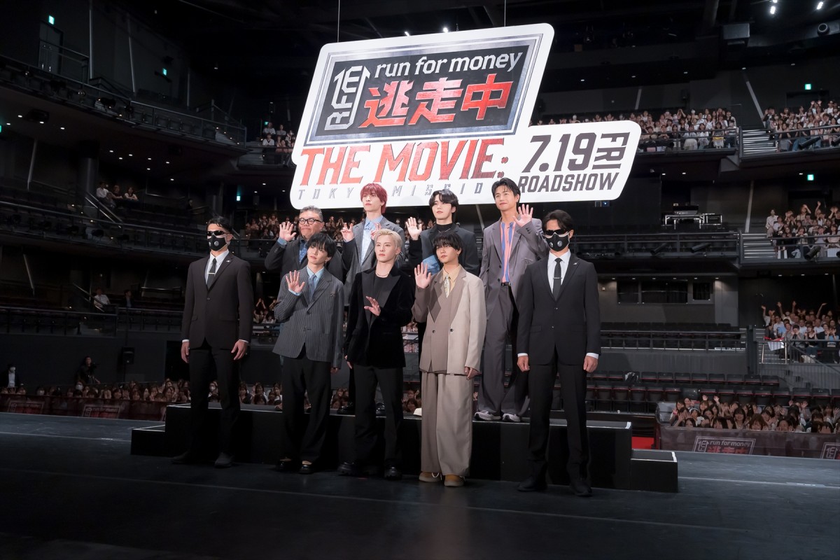 JO1＆FANTASTICS、レッドカーペットを全力疾走　川西拓実「楽しい！」と笑顔