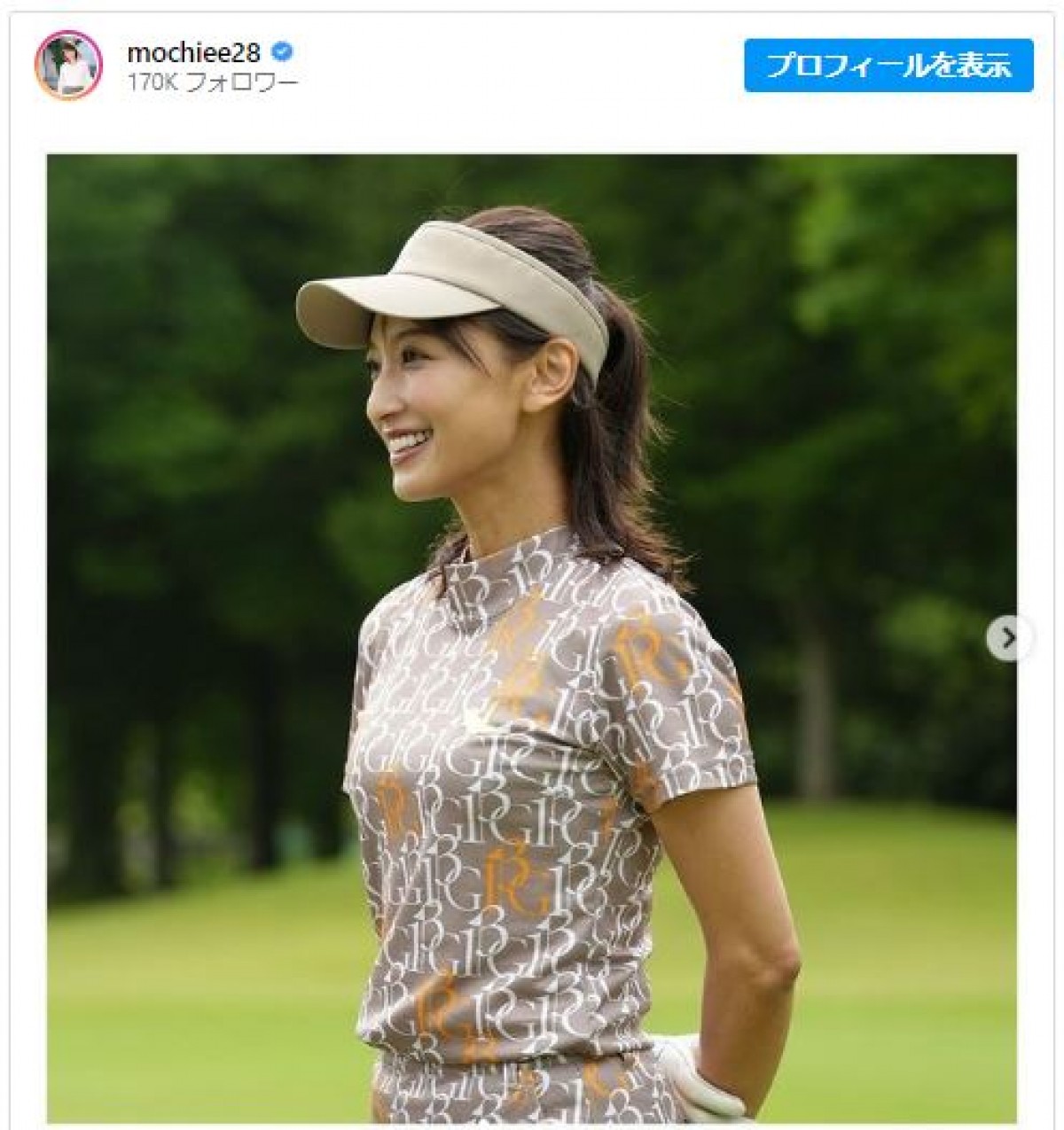 キュートなゴルフコーデでプレーを楽しむ望月理恵　※「望月理恵」インスタグラム
