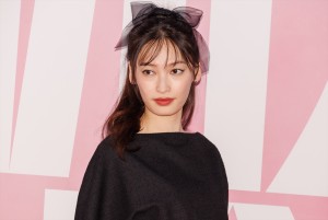 大政絢、「ミスディオール展覧会　ある女性の物語」に登場