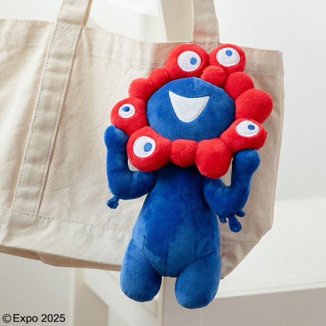 写真）“ミャクミャク”のぬいぐるみポーチ登場へ！ 360度どこから見ても