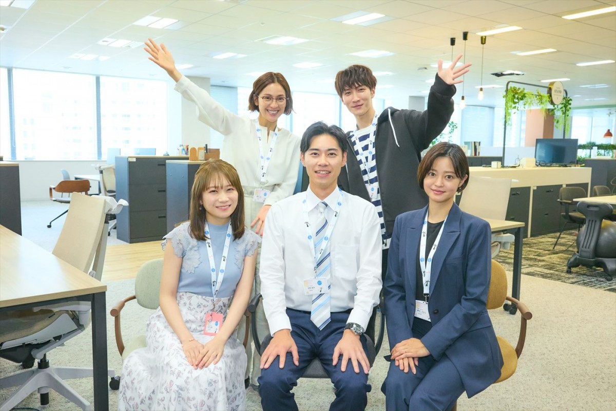 ドラマ『青島くんはいじわる』より(上段左から)中村アン、渡辺翔太、(下段左から)秋元真夏、戸塚純貴、小林涼子