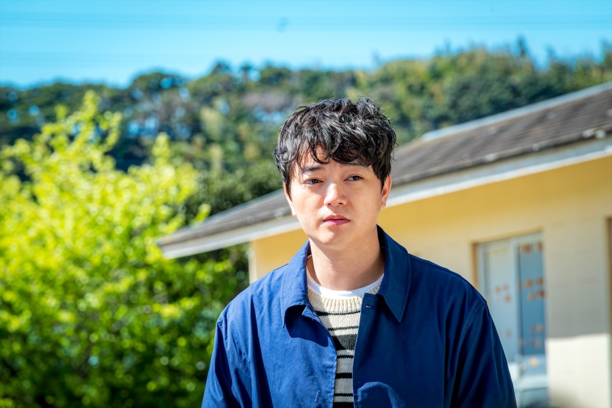 教壇に立つ渋谷凪咲、切ない表情の染谷将太――清水崇監督『あのコはだぁれ？』新規カット公開