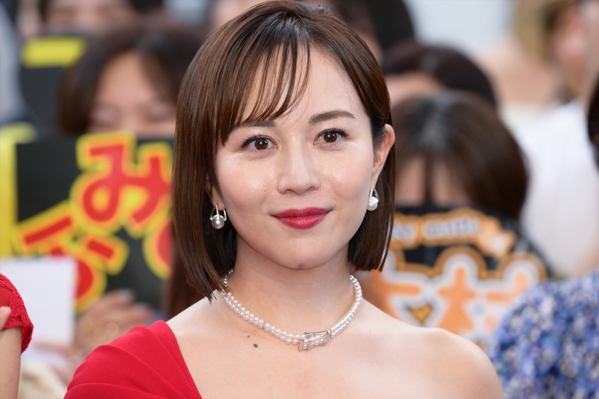 松下奈緒、木村文乃ら『スカイキャッスル』セレブ妻キャストが深紅のドレスで集結
