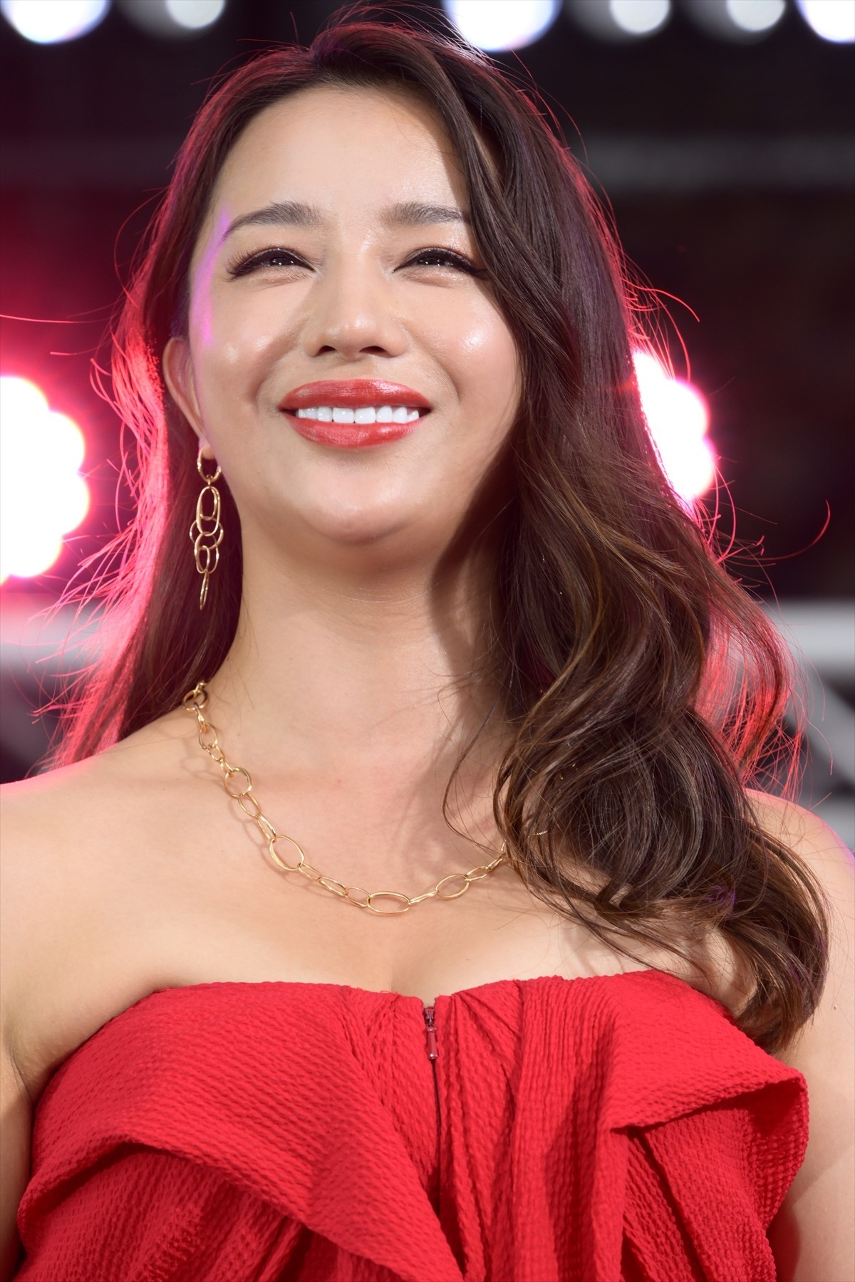 松下奈緒、木村文乃ら『スカイキャッスル』セレブ妻キャストが深紅のドレスで集結