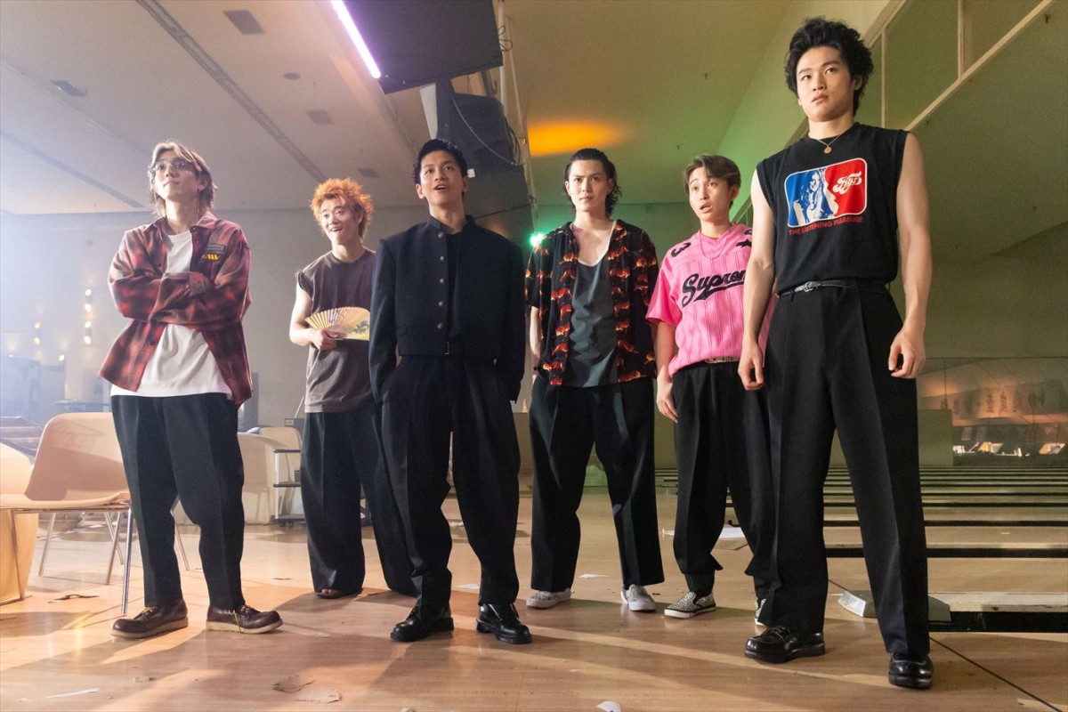 今夜スタート『伝説の頭 翔』、高橋文哉のハイカロリーな初一人二役がお目見え！　第1話ゲストで犬飼貴丈登場、原作者もカメオ出演