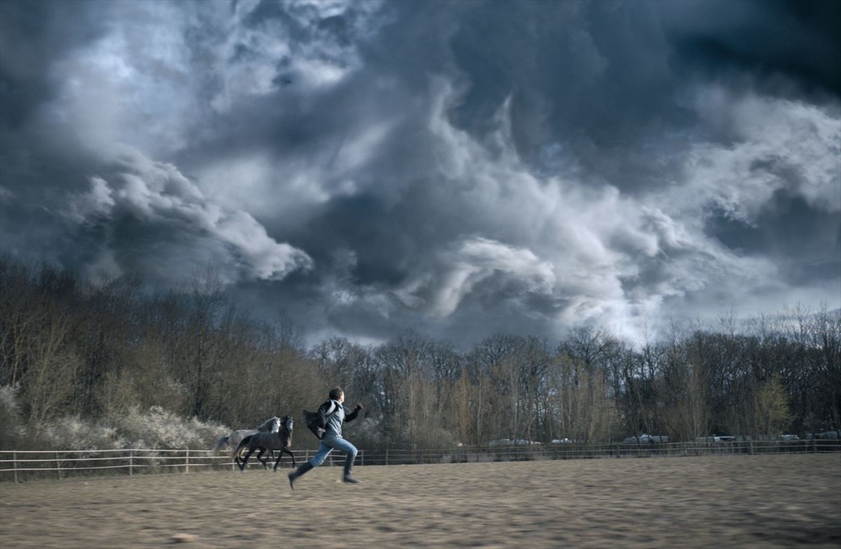 この夏、死の酸性雨が降り注ぐ！　映画『ACIDE／アシッド』予告編＆ビジュアル解禁