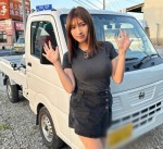 「スタイル抜群」“軽トラ女子”グラドル、魅惑の“ぴっちり服”で軽トラと2ショット