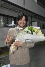 ドラマ『そんな家族なら捨てちゃえば？』よりクランクアップを迎えた竹財輝之助