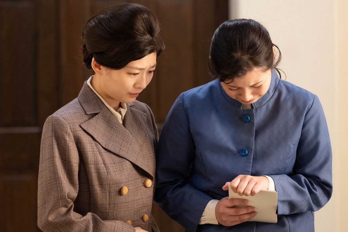 明日の『虎に翼』“寅子”伊藤沙莉、判事補“秋山”渡邉美穂から妊娠したことを告げられる