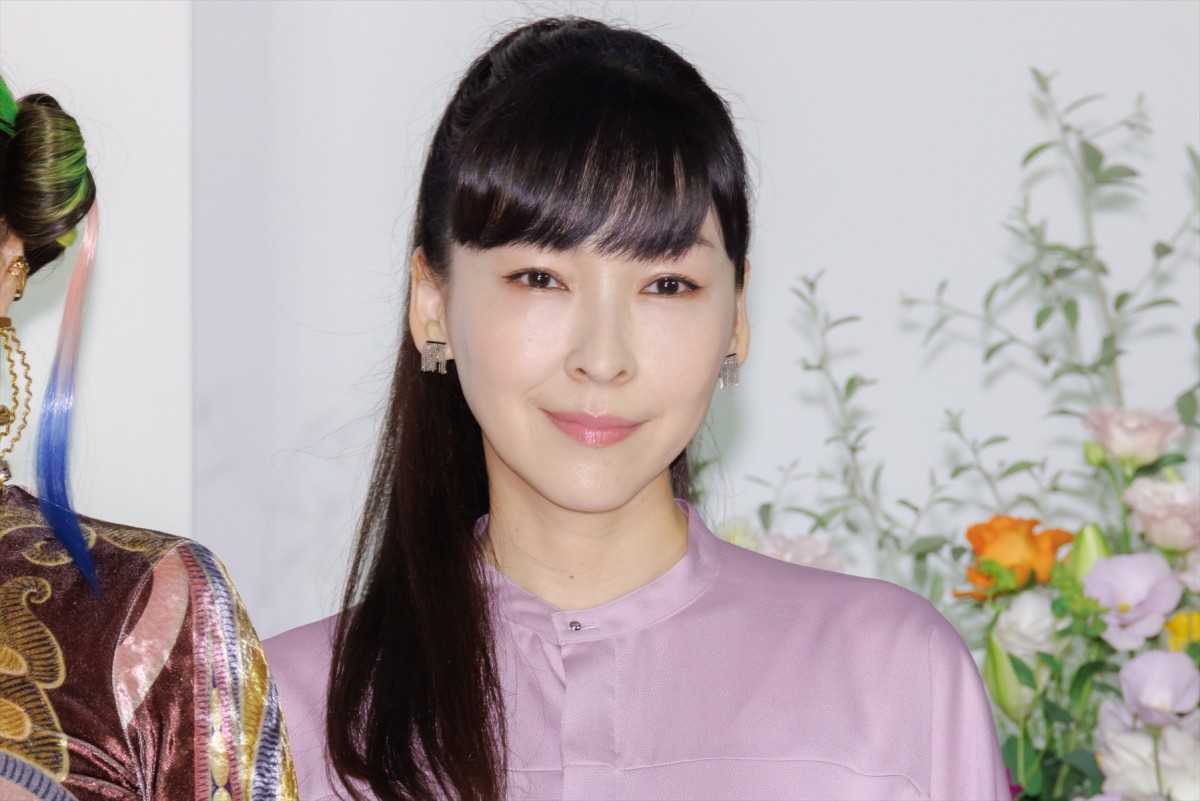 橋本環奈、“ギャル”ビジュアルに仲里依紗が感激「キングオブギャル！」