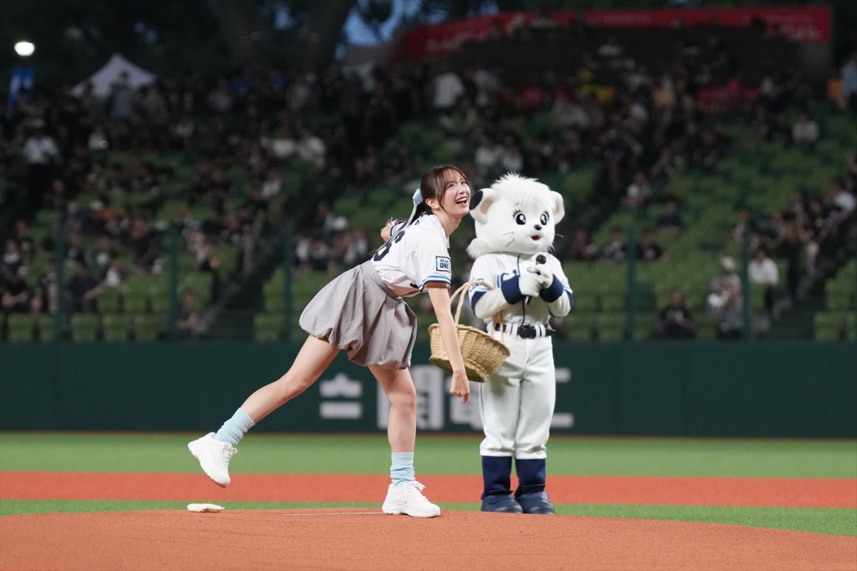 森香澄、ポニテ＆ミニスカ姿でマウンドに降臨！　ノーバン投球できず「リベンジしたい」