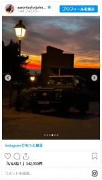 アーロン・テイラー＝ジョンソン、妻とのバカンス写真公開でバキバキの腹筋を披露※「Aaron Taylor‐Johnson」インスタグラム