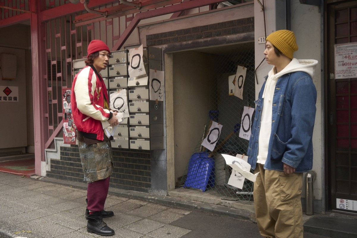 綾野剛が赤髪に！　堂本剛主演『まる』綾野の役作りの裏側に迫る場面写真公開