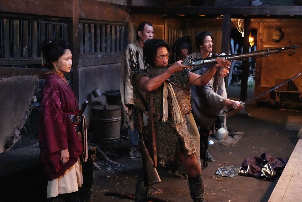 阿部サダヲは狼狽、玉木宏は勝利確信？　『十一人の賊軍』特別映像、場面写真20点＆オフショット解禁