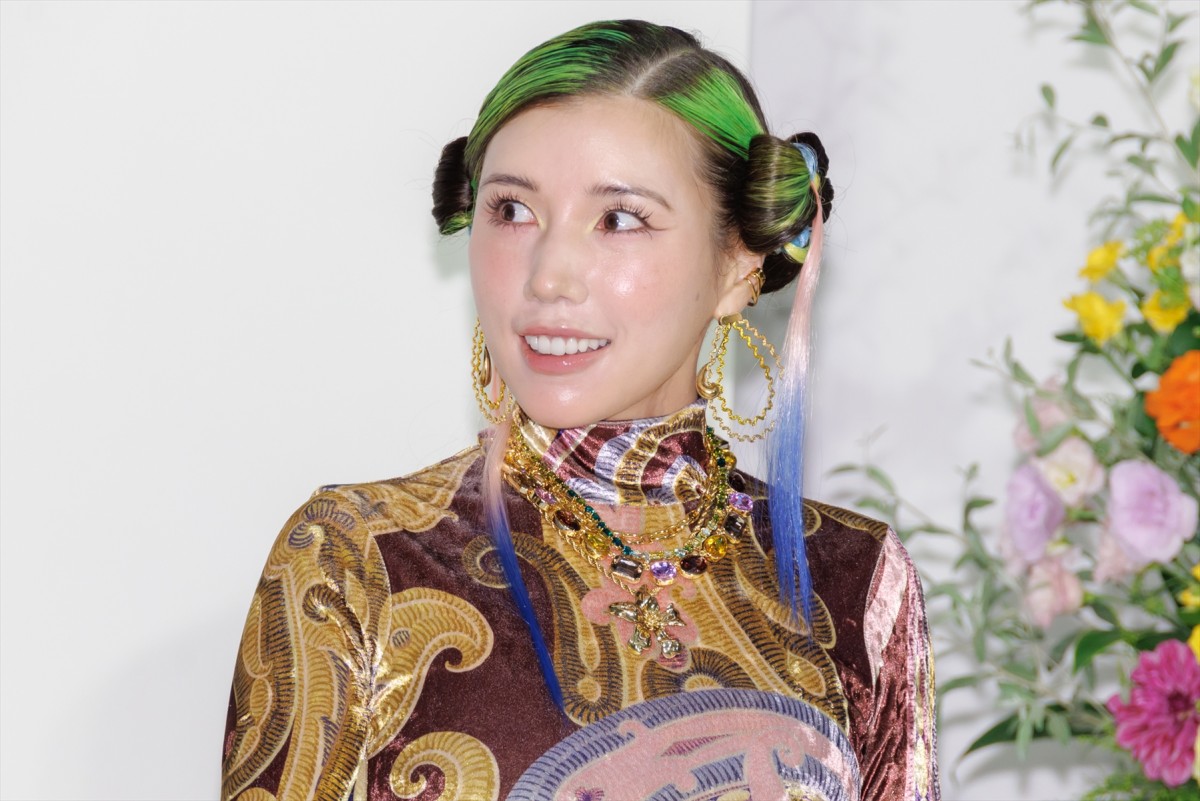 橋本環奈、“ギャル”ビジュアルに仲里依紗が感激「キングオブギャル！」