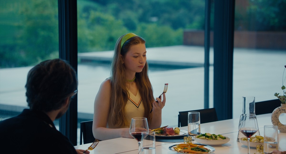 “誰も食べない”不穏なランチ―ミア・ワシコウスカ主演最新作『クラブゼロ』ヤバさと狂気が漂う本編映像＆場面写真14点解禁