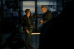 （左から）ケヴィン・グルタート監督＆トビン・ベル　映画『ソウX』メイキングショット