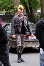 マット・スミス、モヒカンのパンク・ロッカースタイルでキャッチされる