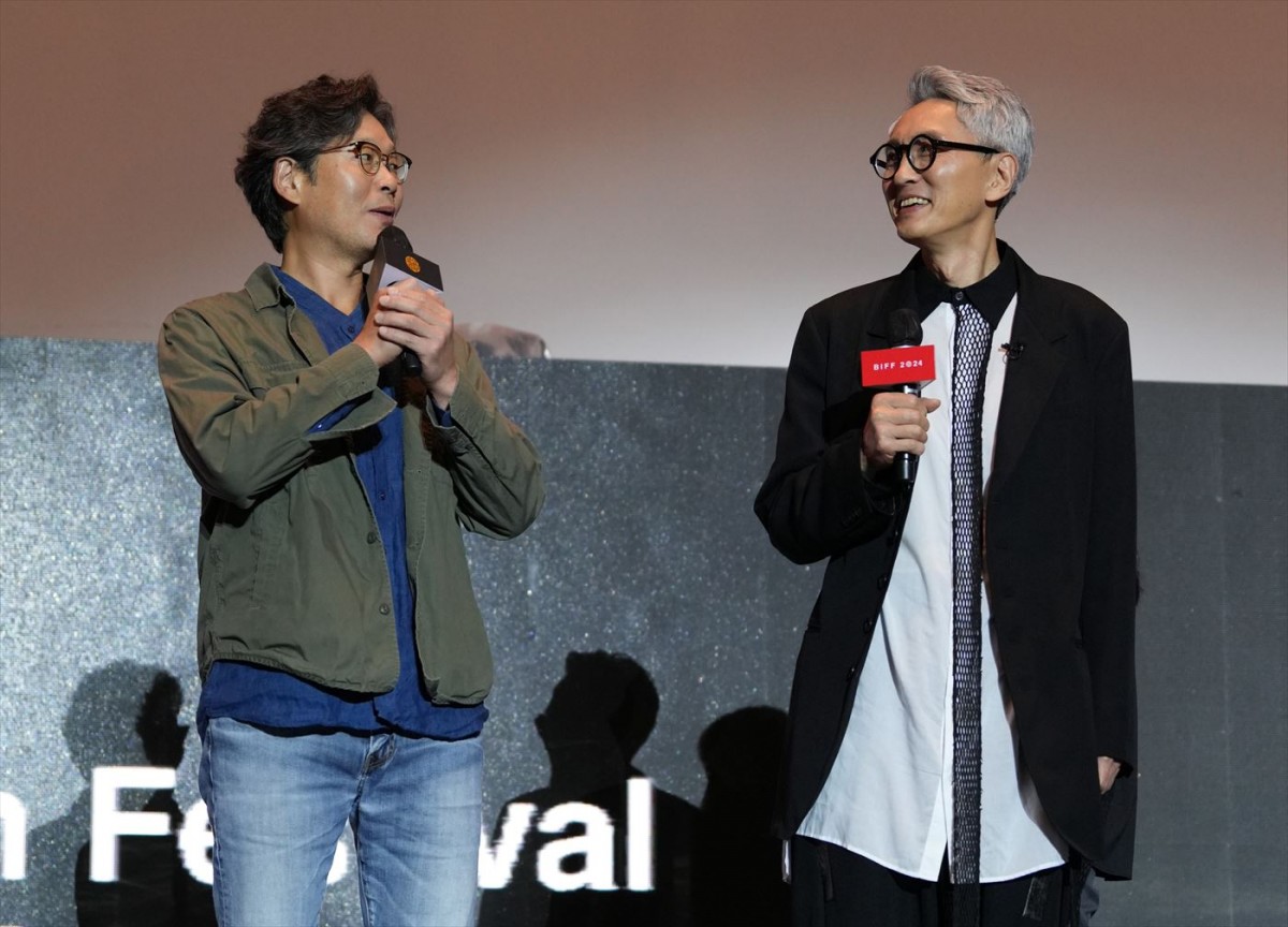 松重豊、釜山国際映画祭で“もぐもぐ顔”披露　『梨泰院クラス』ユ・ジェミョンもサプライズ登壇　新予告も解禁