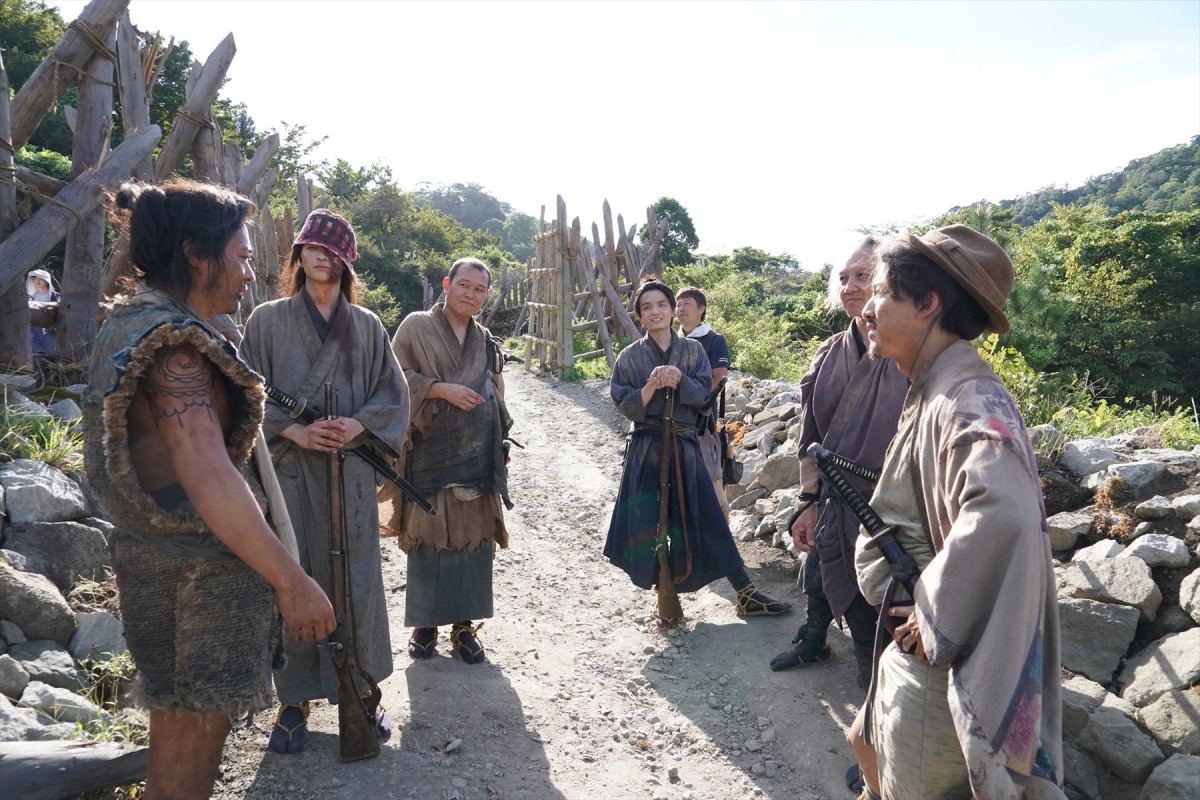 『極悪女王』白石和彌監督の時代劇への思いが結実！　戦場感がリアルな『十一人の賊軍』撮影現場に潜入