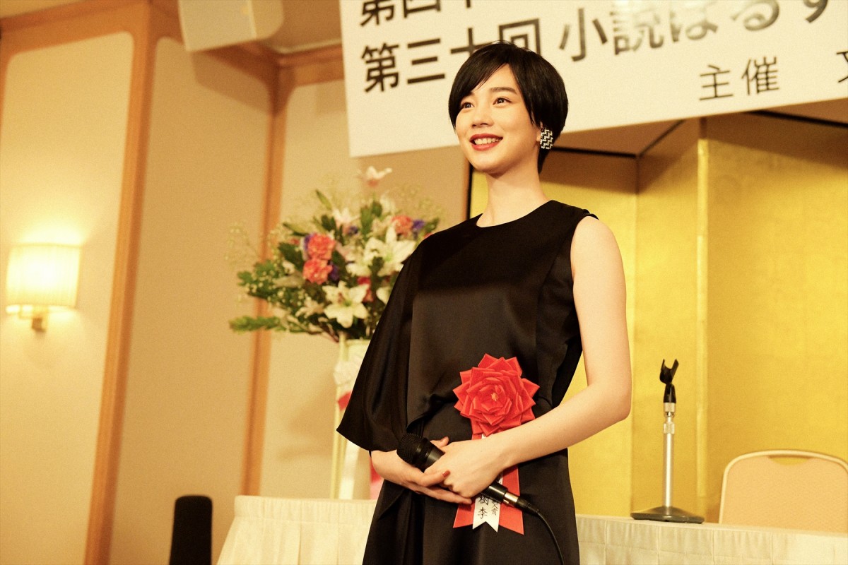 のんが滝藤賢一にヘッドロック!?　田中圭のネクタイを掴み一触即発？　『私にふさわしいホテル』場面写真解禁