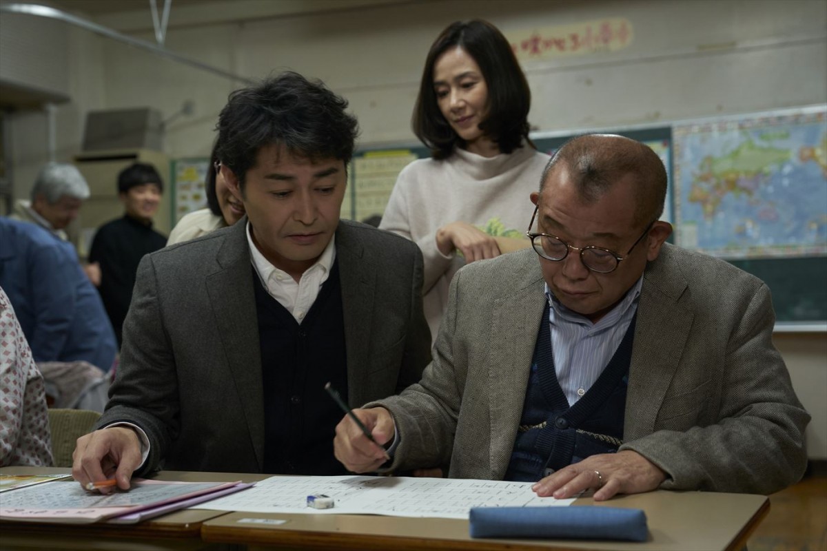 笑福亭鶴瓶＆原田知世演じる夫婦、2人の若かりし頃を演じる重岡大毅＆上白石萌音も！　『35年目のラブレター』場面写真12点解禁