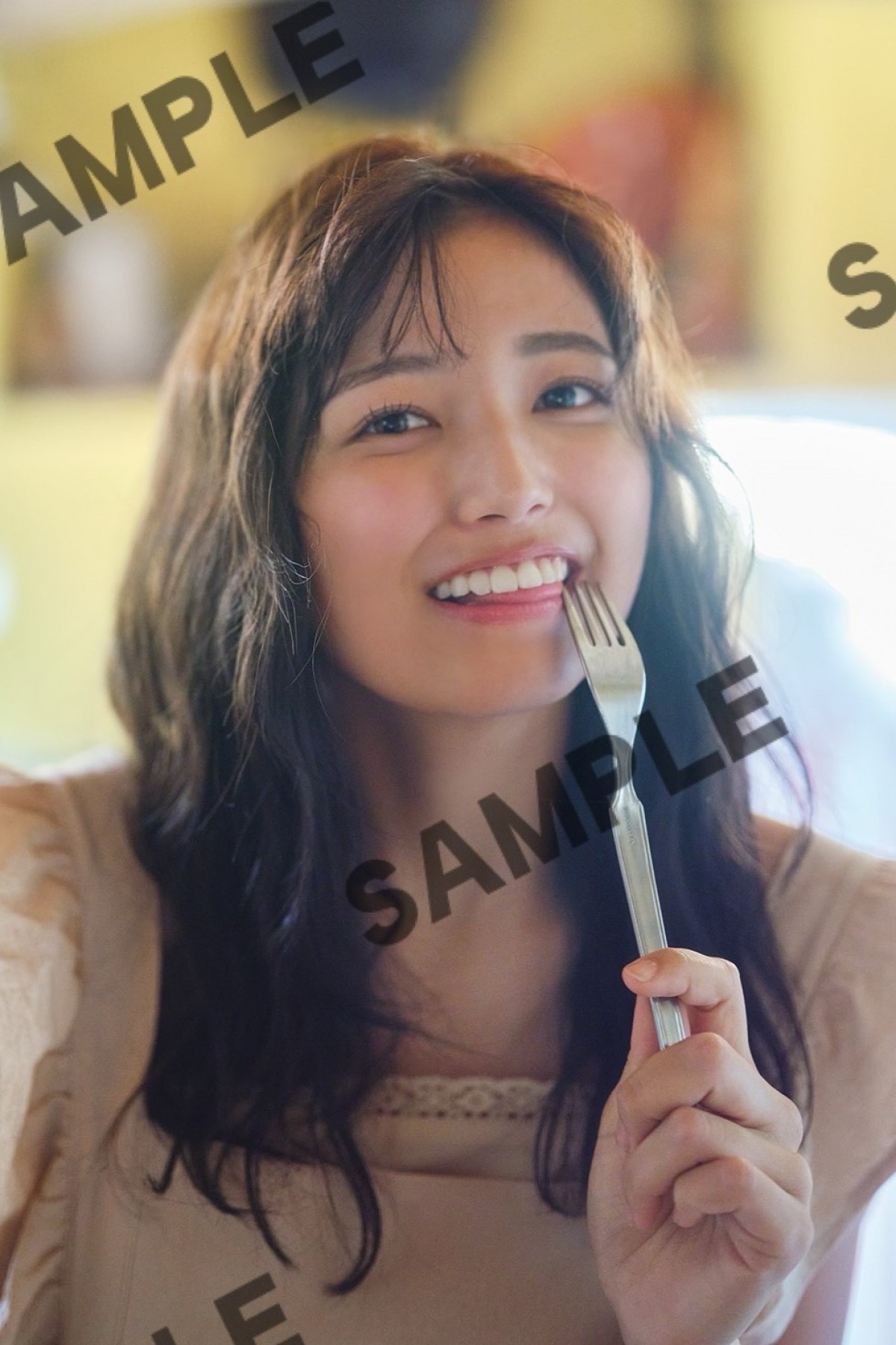 乃木坂46・五百城茉央「一番大好き！」　ブーゲンビリアに囲まれた写真集先行カット解禁
