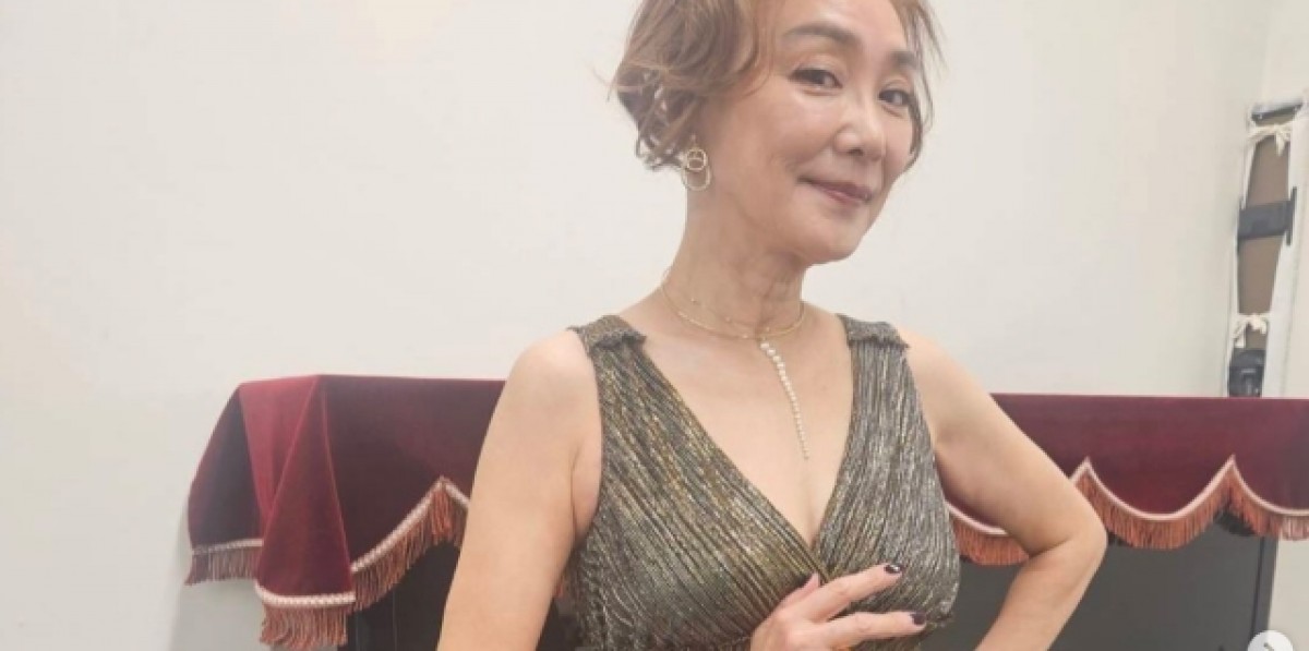 浅野温子63歳、金髪姿の近影に「素敵な歳の重ね方」とファン絶賛